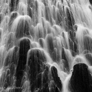 2020-07-15 - Bijzonder zoals het water over de rotsen omlaag komt<br/>Cascade du Rossignolet - Mont Dore - Frankrijk<br/>Canon EOS 5D Mark III - 66 mm - f/5.6, 0.2 sec, ISO 400