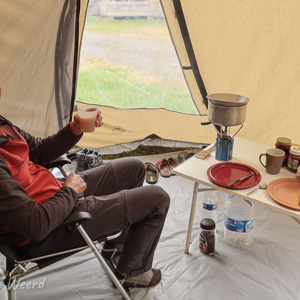 2020-07-16 - Regenachtig, dus ontbijt in de tent<br/>Camping - Chambon-sur-Lac - Frankrijk<br/>Canon PowerShot SX70 HS - 3.8 mm - f/4.0, 1/80 sec, ISO 100