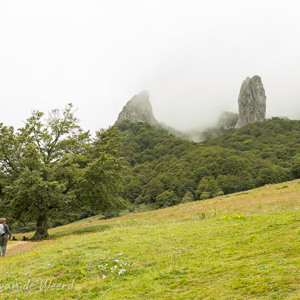 2020-07-16 - Hoe verder we liepen, hoe lager de wolken hingen<br/>Vallée de Chaudefour - Chambon-sur-Lac - Frankrijk<br/>Canon EOS 5D Mark III - 29 mm - f/8.0, 1/60 sec, ISO 400