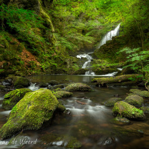 2020-07-16 - Groene vallei met waterval<br/>Watervallen van Chiloza - Besse en Chandesse - Frankrijk<br/>Canon EOS 5D Mark III - 24 mm - f/16.0, 8 sec, ISO 200