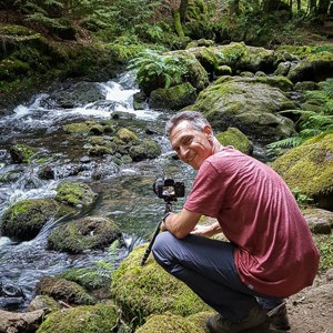 2020-07-16 - Wouter fotograferend bij een watervalletje<br/>Watervallen van Chiloza - Besse en Chandesse - Frankrijk<br/>SM-G935F - 4.2 mm - f/1.7, 1/17 sec, ISO 200
