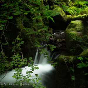 2020-07-16 - Doorkijkje op de waterval van bovenaf<br/>Watervallen van Chiloza - Besse en Chandesse - Frankrijk<br/>Canon EOS 5D Mark III - 53 mm - f/16.0, 3.2 sec, ISO 200
