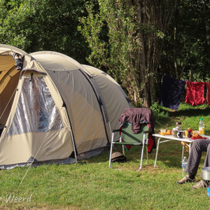 2020-07-18 - Opwarmen in de zon bij het ontbijt<br/>Camping - Chambon-sur-Lac - Frankrijk<br/>Canon PowerShot SX70 HS - 6.7 mm - f/4.0, 1/640 sec, ISO 100