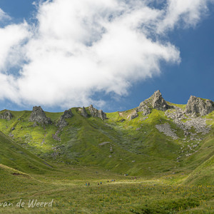 2020-07-18 - De wandelaars zijn nietig tussen de bergen<br/>Puy de Sancy - Mont-Dore - Frankrijk<br/>Canon EOS 5D Mark III - 52 mm - f/8.0, 1/160 sec, ISO 200