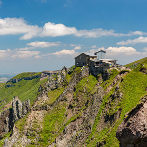 2020-07-18 - Restaurant op een bijzonder punt<br/>Puy de Sancy - Mont-Dore - Frankrijk<br/>Canon EOS 5D Mark III - 70 mm - f/11.0, 0.01 sec, ISO 200