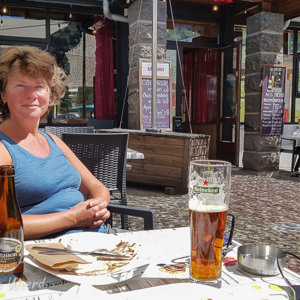 2020-07-18 - Na de wandeling hadden we een biertje verdiend<br/>Mont-Dore - Frankrijk<br/>SM-G935F - 4.2 mm - f/1.7, 1/2300 sec, ISO 50