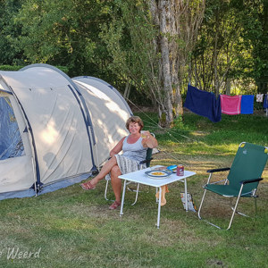 2020-07-19 - Chillen bij de tent<br/>Camping - Chambon-sur-Lac - Frankrijk<br/>SM-G935F - 4.2 mm - f/1.7, 1/250 sec, ISO 50