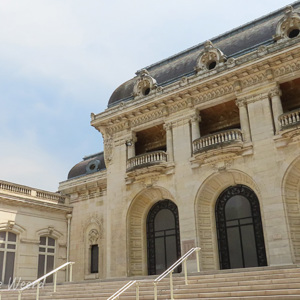 2020-07-21 - Robuuste architectuur<br/>L'Opera de Vichy - Vichy - Frankrijk<br/>Canon PowerShot SX70 HS - 3.8 mm - f/8.0, 1/320 sec, ISO 100