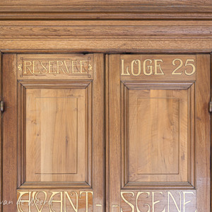 2020-07-21 - Art-nouveau lettertypes<br/>L'Opera de Vichy - Vichy - Frankrijk<br/>Canon EOS 5D Mark III - 49 mm - f/5.6, 0.1 sec, ISO 800