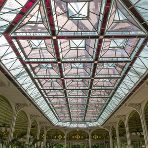 2020-07-21 - De heilzame bronnen<br/>Hall des Sources - Vichy - Frankrijk<br/>Canon EOS 5D Mark III - 24 mm - f/8.0, 1/500 sec, ISO 800
