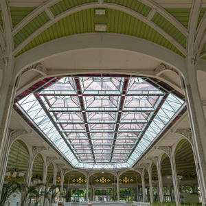 2020-07-21 - Tegen betaling kon je diverse bronwaters proeven<br/>Hall des Sources - Vichy - Frankrijk<br/>Canon EOS 5D Mark III - 24 mm - f/8.0, 1/200 sec, ISO 800