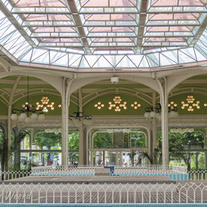2020-07-21 - Het interieur van het bronnen-gebouw<br/>Hall des Sources - Vichy - Frankrijk<br/>Canon PowerShot SX70 HS - 10.9 mm - f/4.5, 1/160 sec, ISO 100