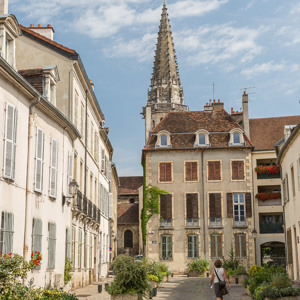 2020-07-22 - Carin in één van de vele mooie straatjes<br/>Dijon - Frankrijk<br/>Canon EOS 5D Mark III - 42 mm - f/8.0, 1/160 sec, ISO 200