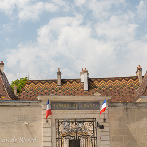 2020-07-22 - Ook de bank heeft een fraai dak<br/>Dijon - Frankrijk<br/>Canon EOS 5D Mark III - 51 mm - f/5.6, 1/2000 sec, ISO 800