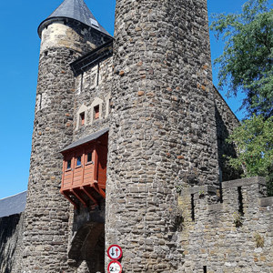 2020-07-23 - Wouter voor een poort van Maastricht<br/>NS Maastricht wandeling - Maastricht - Nederland<br/>SM-G935F - 4.2 mm - f/1.7, 1/1600 sec, ISO 50