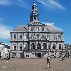 2020-07-23 - Carin voor het gemeentehuis van Maastricht<br/>NS Maastricht wandeling - Maastricht - Nederland<br/>SM-G935F - 4.2 mm - f/1.7, 1/3000 sec, ISO 50