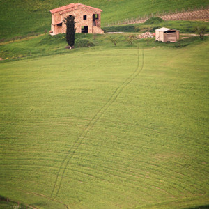 2013-04-26 - Huis met cipres<br/>Val d'Orcia - Pienza - Italië<br/>Canon EOS 7D - 400 mm - f/8.0, 1/320 sec, ISO 800