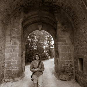 2013-04-27 - Carin onder de poort<br/>Spedaletto - Pienza - Italië<br/>Canon EOS 7D - 17 mm - f/8.0, 1/125 sec, ISO 400