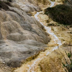 2013-04-27 - Warm bronwater stroomt omlaag<br/>Bagno Vignoni - Italië<br/>Canon EOS 7D - 73 mm - f/8.0, 1/400 sec, ISO 400