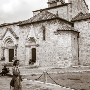 2013-04-28 - Carin voor een kerkje<br/>Val d'Orcia - San Quirico d’ Orcia - Italië<br/>Canon EOS 7D - 24 mm - f/10.0, 1/200 sec, ISO 400