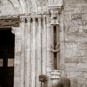 2013-04-28 - Bijzondere pilaar bij de ingang<br/>Val d'Orcia - San Quirico d’ Orcia - Italië<br/>Canon EOS 7D - 35 mm - f/5.6, 1/400 sec, ISO 400