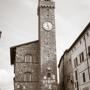 2013-04-28 - De smalle toren past niet eens helemaal in beeld<br/>Val d'Orcia - Montalcino - Italië<br/>Canon EOS 7D - 24 mm - f/8.0, 1/500 sec, ISO 400