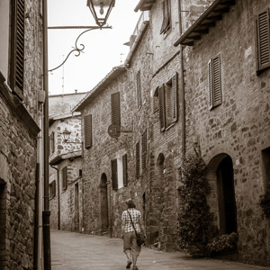 2013-04-28 - Carin in de smalle oude straatjes<br/>Val d'Orcia - Montalcino - Italië<br/>Canon EOS 7D - 40 mm - f/8.0, 1/125 sec, ISO 400