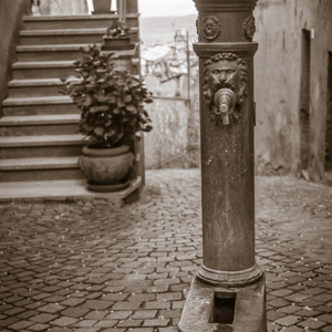 2013-04-28 - Oude waterpomp<br/>Val d'Orcia - Montalcino - Italië<br/>Canon EOS 7D - 32 mm - f/4.0, 1/320 sec, ISO 400