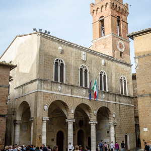 2013-04-29 - Carin op het plein met kerk<br/>Pienza - Italië<br/>Canon EOS 7D - 24 mm - f/8.0, 1/125 sec, ISO 400