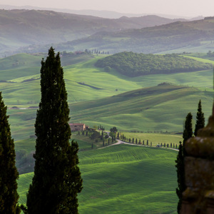 2013-04-29 - Doorkijkje naar de groene heuvels<br/>Pienza - Italië<br/>Canon EOS 7D - 105 mm - f/4.0, 1/800 sec, ISO 400