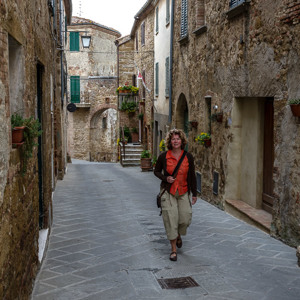 2013-04-30 - Carin in een oud steegje<br/>Castelmuzio - Italië<br/>Canon EOS 7D - 24 mm - f/6.3, 0.02 sec, ISO 400