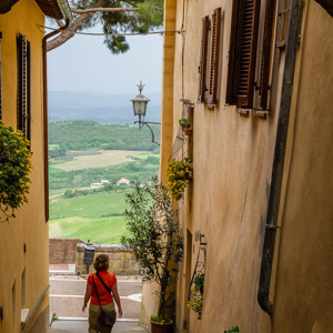 2013-04-30 - Smal steegje in warme kleuren met uitzicht<br/>Montepulciano - Italië<br/>Canon EOS 7D - 40 mm - f/11.0, 0.05 sec, ISO 200