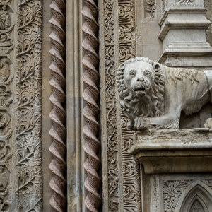 2013-05-02 - Details in overvloed<br/>Perugia - Italië<br/>Canon EOS 7D - 32 mm - f/8.0, 1/250 sec, ISO 400