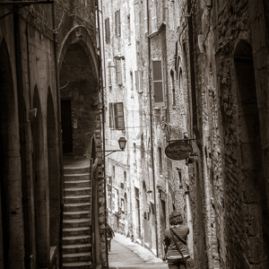 2013-05-02 - Carin in een heel smal steegje<br/>Perugia - Italië<br/>Canon EOS 7D - 47 mm - f/8.0, 1/160 sec, ISO 400