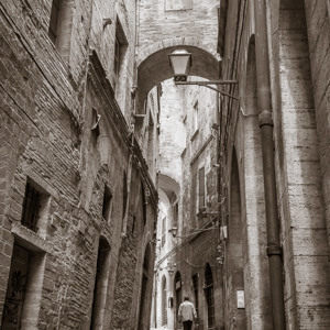 2013-05-02 - Plaatselijke bewoner in een smal steegje<br/>Perugia - Italië<br/>Canon EOS 7D - 24 mm - f/8.0, 0.04 sec, ISO 400