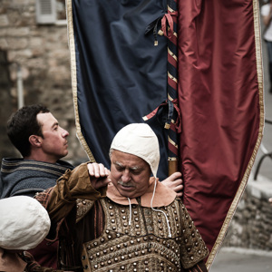 2013-05-02 - Hulp bij het aankleden voor het Calendimaggio festival is soms n<br/>Assisi - Italië<br/>Canon EOS 7D - 105 mm - f/4.0, 1/500 sec, ISO 400