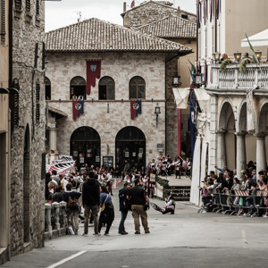 2013-05-02 - Overal staan vele mensen te wachten op het spektakel<br/>Assisi - Italië<br/>Canon EOS 7D - 105 mm - f/4.0, 1/500 sec, ISO 400