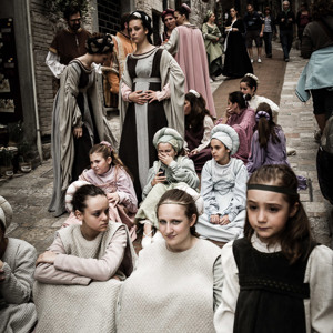 2013-05-02 - De kinderen zitten te wachten tot ze aan de beurt zijn<br/>Assisi - Italië<br/>Canon EOS 7D - 24 mm - f/4.0, 1/250 sec, ISO 400