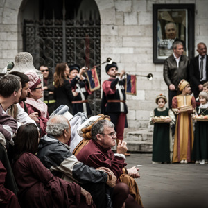 2013-05-02 - Niet iedereen heeft oog voor de burgemeester<br/>Assisi - Italië<br/>Canon EOS 7D - 102 mm - f/4.0, 1/250 sec, ISO 400