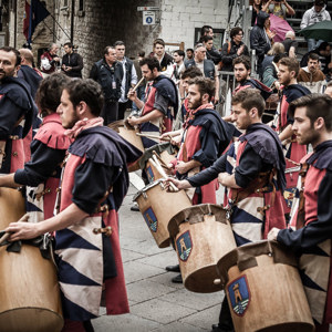 2013-05-02 - Het tromgeroffel klinkt indrukwekkend in de stad<br/>Assisi - Italië<br/>Canon EOS 7D - 45 mm - f/4.0, 1/125 sec, ISO 400