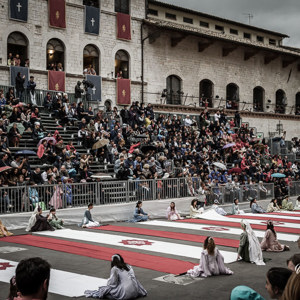 2013-05-02 - De tribune voor speciale gasten zit niet helemaal vol<br/>Assisi - Italië<br/>Canon EOS 7D - 24 mm - f/4.0, 1/500 sec, ISO 400