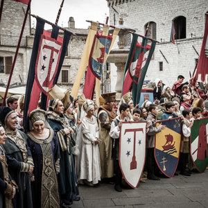 2013-05-02 - Prachtige vlaggen en schilden<br/>Assisi - Italië<br/>Canon EOS 7D - 24 mm - f/5.6, 1/80 sec, ISO 800