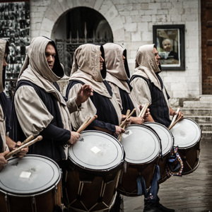 2013-05-02 - De drummers staan er klaar voor<br/>Assisi - Italië<br/>Canon EOS 7D - 75 mm - f/4.0, 1/200 sec, ISO 400