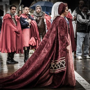 2013-05-02 - Een prachtige rood-fluwelen cape<br/>Assisi - Italië<br/>Canon EOS 7D - 84 mm - f/4.0, 1/60 sec, ISO 400