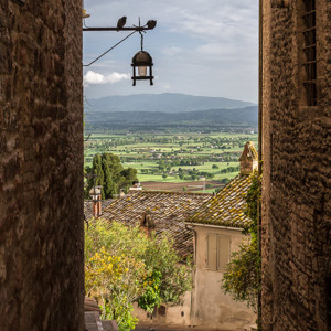 2013-05-02 - Mooi doorkijkje naar het lager gelegen landschap<br/>Assisi - Italië<br/>Canon EOS 7D - 35 mm - f/8.0, 1/200 sec, ISO 400