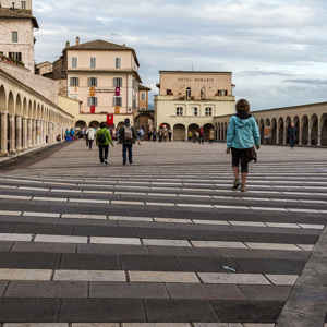 2013-05-02 - Carin op het Piazza inferiore di San Francesco<br/>Assisi - Italië<br/>Canon EOS 7D - 24 mm - f/8.0, 1/60 sec, ISO 200