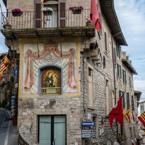 2013-05-02 - Vlaggenparade en een mooie gevel<br/>Assisi - Italië<br/>Canon EOS 7D - 24 mm - f/8.0, 1/60 sec, ISO 400