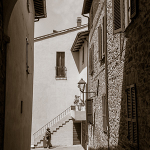 2013-05-04 - Carin aan eht einde van een steegje<br/>Panicale - Italië<br/>Canon EOS 7D - 24 mm - f/8.0, 1/400 sec, ISO 200