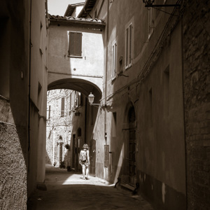 2013-05-04 - Carin in een steegje<br/>Panicale - Italië<br/>Canon EOS 7D - 24 mm - f/8.0, 1/80 sec, ISO 200