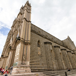 2013-05-05 - Prachtige zebra strepen aan de zijkant van de Duomo<br/>Orvieto - Italië<br/>Canon EOS 7D - 10 mm - f/8.0, 1/400 sec, ISO 200